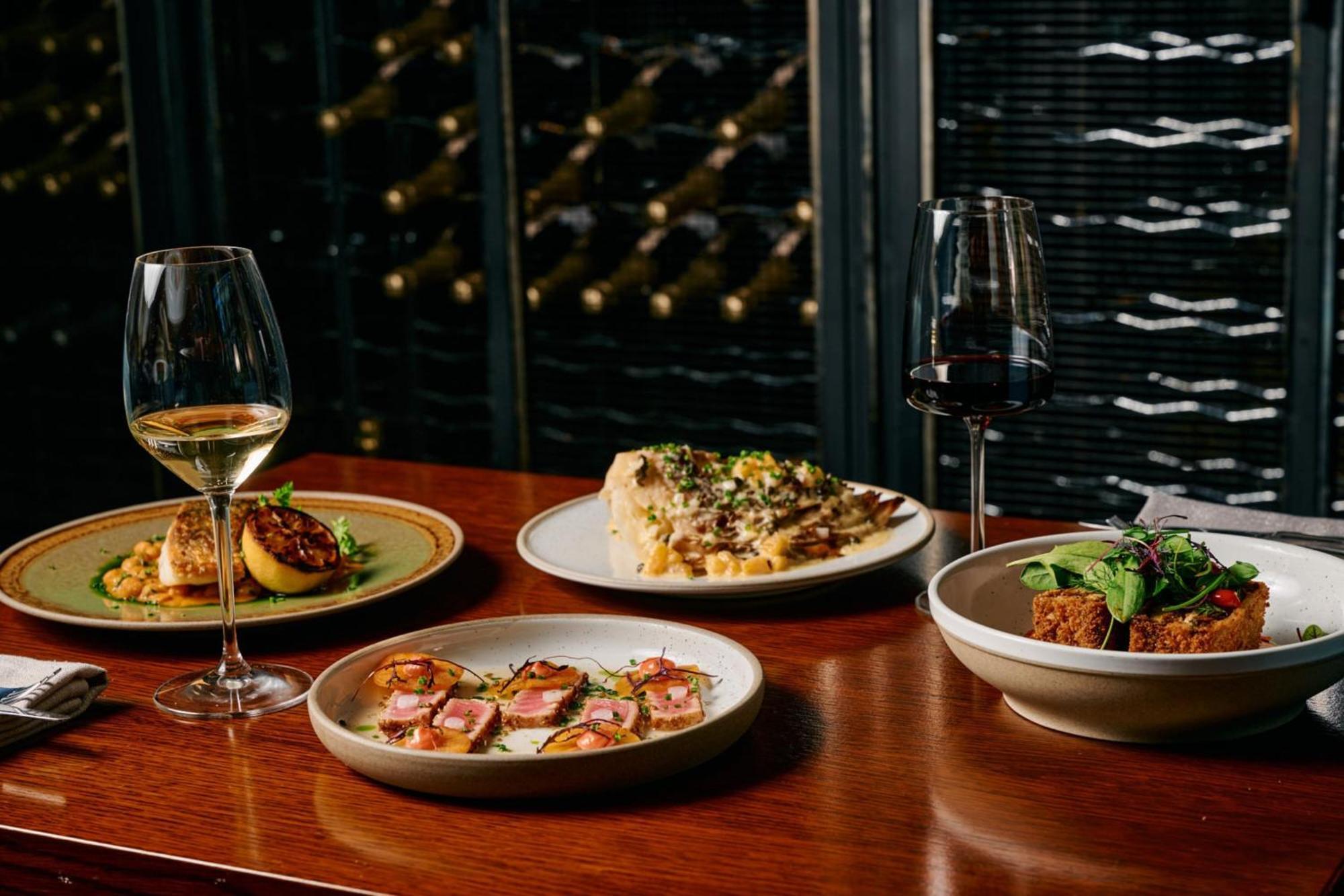 Hotel The Westin Melburne Exterior foto A selection of dishes at the restaurant
